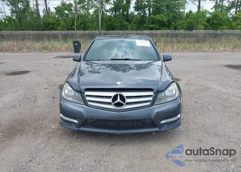 2013 Mercedes-Benz C 250 Luxury/Sport z USA, uszkodzony, nr VIN WDDGF4HB5DR269127